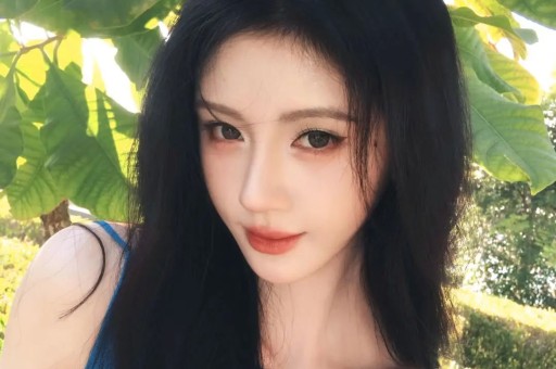 女星超大牌排场惹热议与男助理亲密举动引全网吵翻