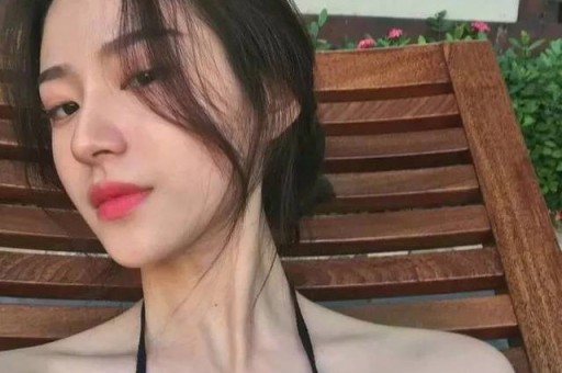 看宋雨琦穿短裙出席活动对长辈90度鞠躬才懂她火都是有原因的